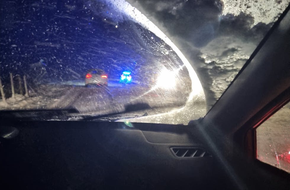 Politiet sørger for trafikkflyt på Fikse. Foto:  Svein-Erik Larsen 
