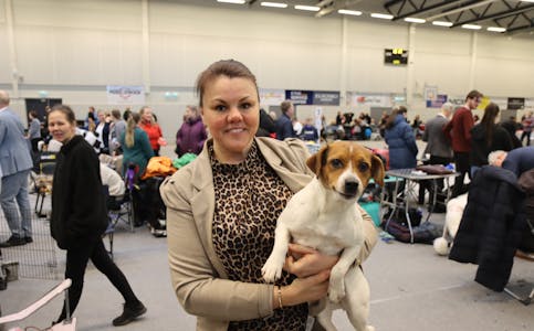 Marit Dysvik hadde med seg Jolie og to andre hundar til Skakke. Foto: Svein-Erik Larsen