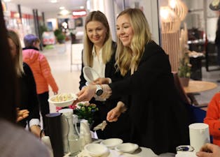 Siri Tungesvik Vestbø (nærmast) og Siren Gundersen delte ut kaka utforbi sin nye arbeidsplass på Etne Senter. 