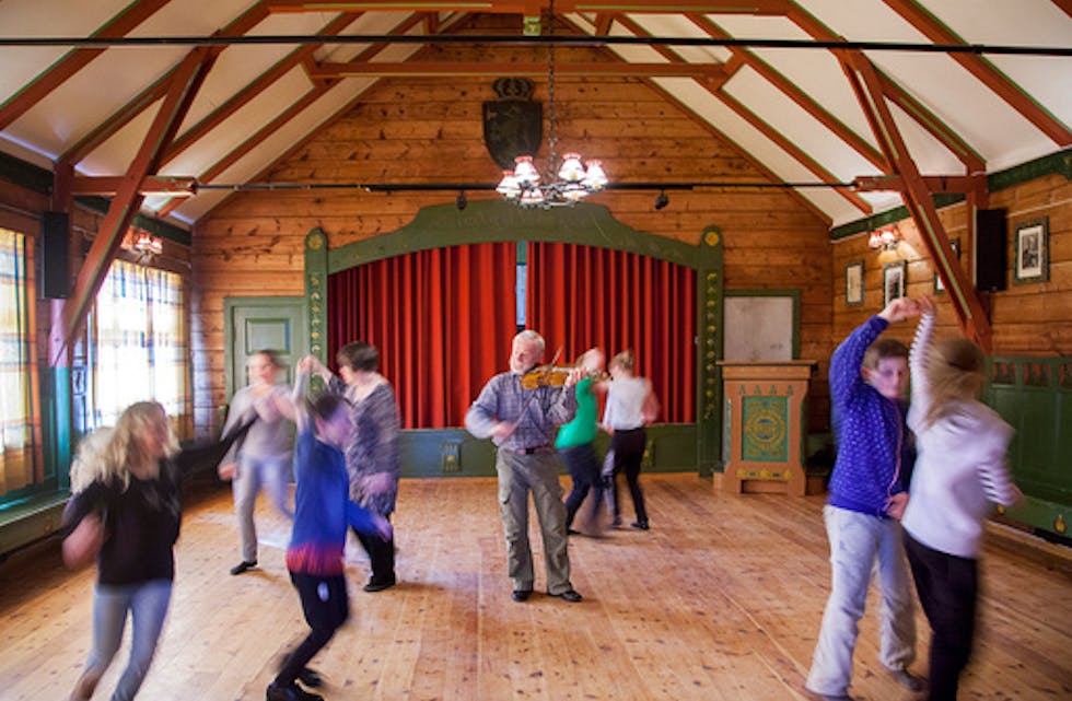Det vert framleis dansa folkedans i ungdomshusa. Her frå Stryn. Foto: Ingvild F. Mellien.