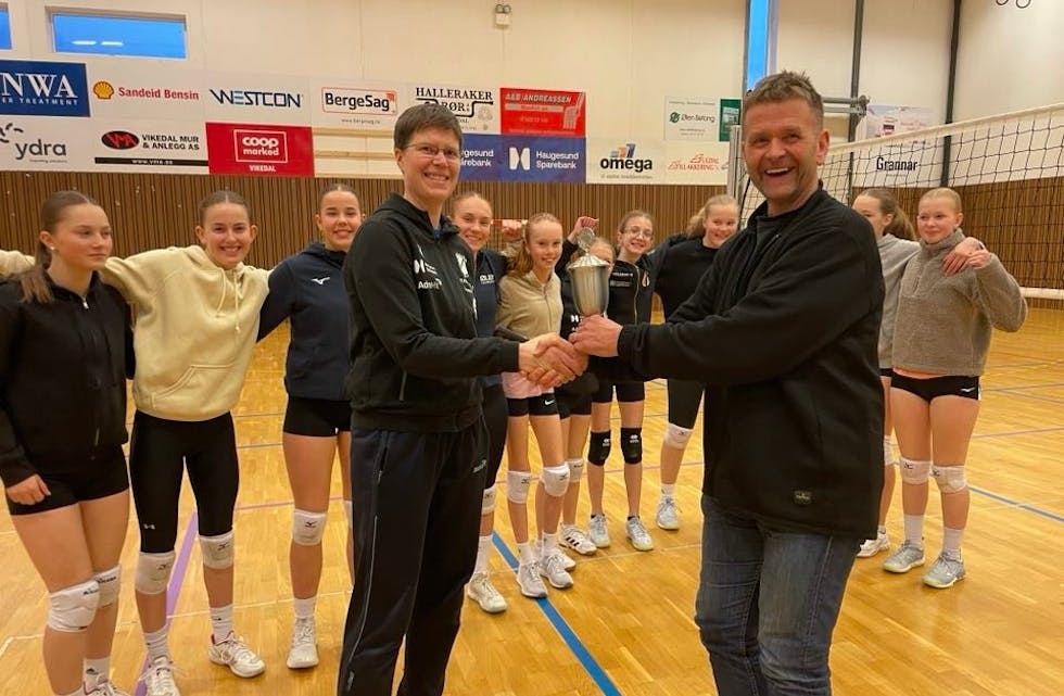Eydis Dalen får innsatsprisen til Vindafjord Idrettslag for 2022. 