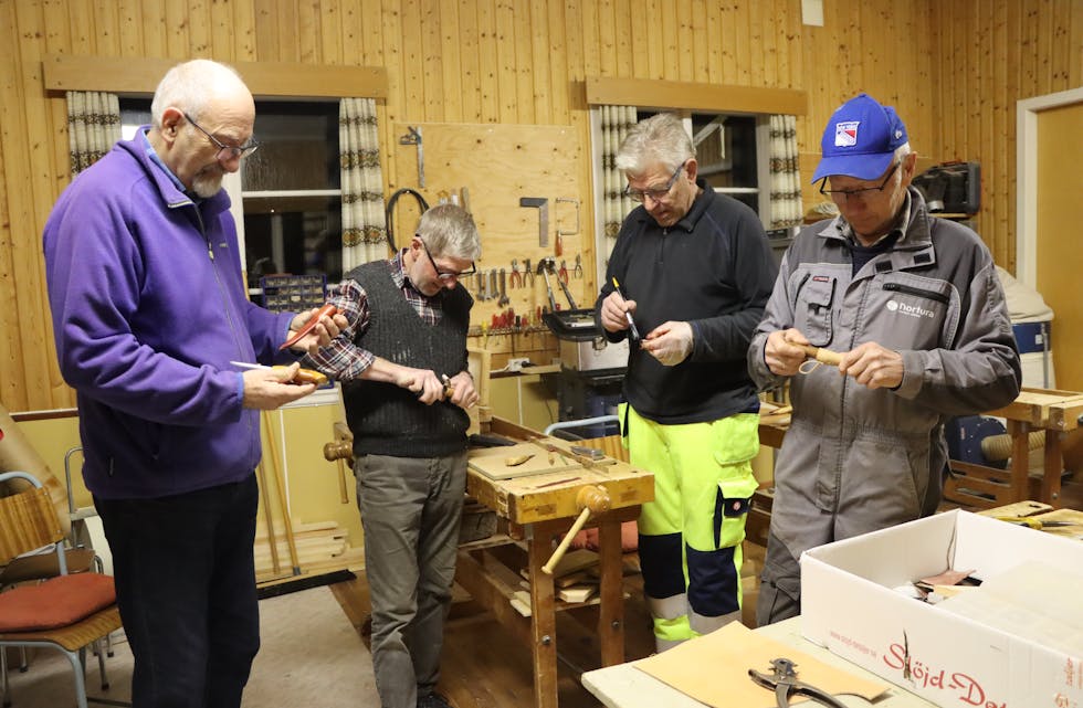 Flittige knivmakarar. Frå venstre: Jørgen Hopland (72), Øyvind Matre (75), Jon Aarekol (72) og Jakob Eskeland (81) har lært seg kunsten å laga tollekniv.
Foto: Irene Mæland Haraldsen