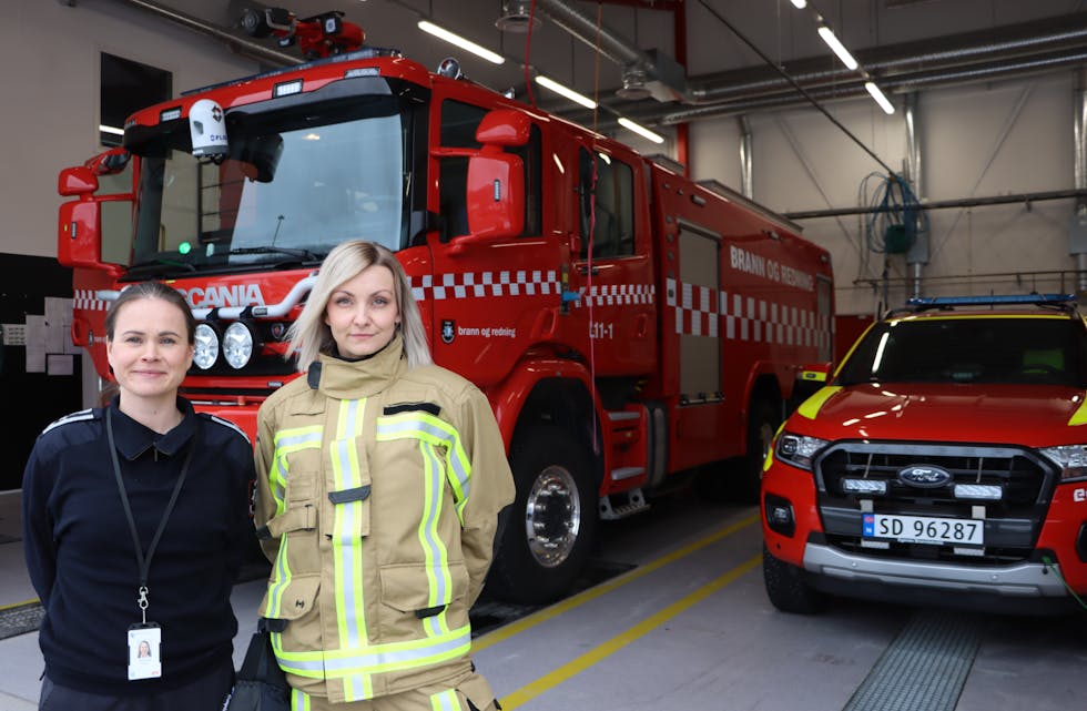 Astrid Vestbø (t.v) ber folk la vere å fyre opp grillen på tur. Her med kollega Lise Åsheim i Etne brann og redning. 
