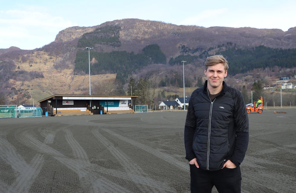 Fotballspelar Bjørnar Aastvedt gler seg til den nye kunstgrassmatta er på plass. 
Foto: Irene Mæland Haraldsen