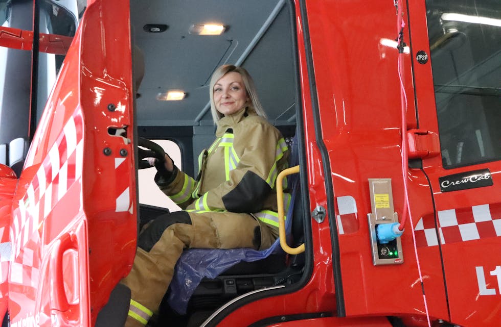 Lise Åsheim frå Skånevik trivst som brannkonstabel og ønskjer fleire damer med på laget. 
Foto: Irene Mæland Haraldsen