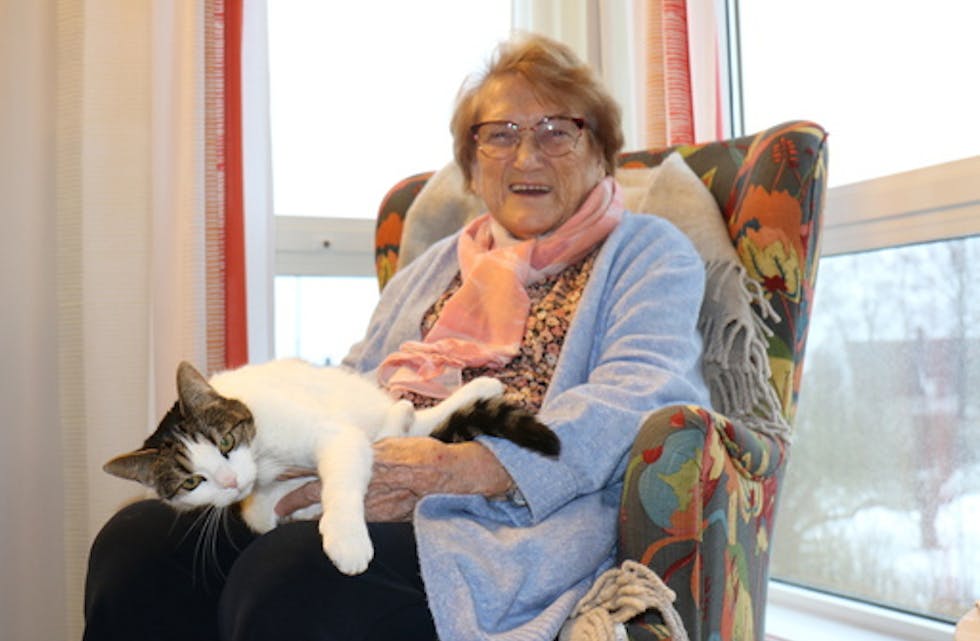 Berit Landgraff (88) på Furuheim sykehjem har dagleg kontakt med Bella (12). Foto: Eli Strand NPK