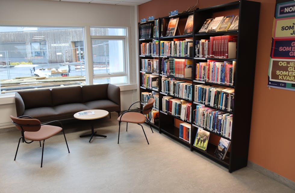 Det er god plass til å lese bøker i ro og mak på biblioteket