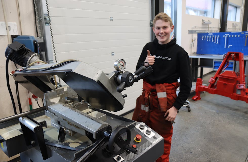 Simen Sørheim med ei botnsag på den nye avdelinga til teknologi og industrifag (TIF). Foto: Svein-Erik Larsen