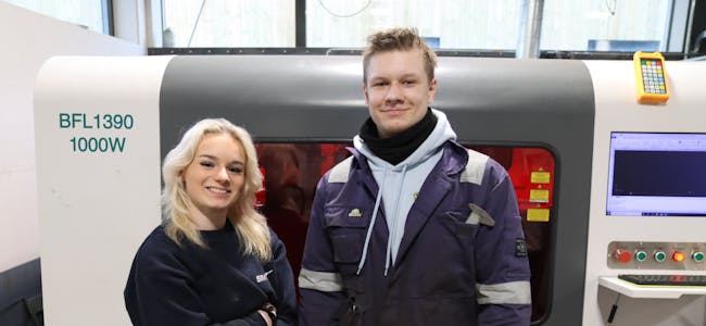 Celine Birkenes og Sander Hardeland med den nye laserbrennaren på Ølen vgs. Foto: Svein-Erik Larsen