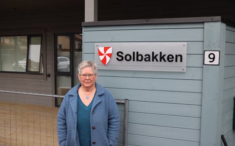 Wenche S. Lilleland vil at bebuarar på Solbakken og andre med funksjonsnedsetting skal kunne få med seg tilsette til å hjelpe seg på ferieturar. Foto: Svein-Erik Larsen