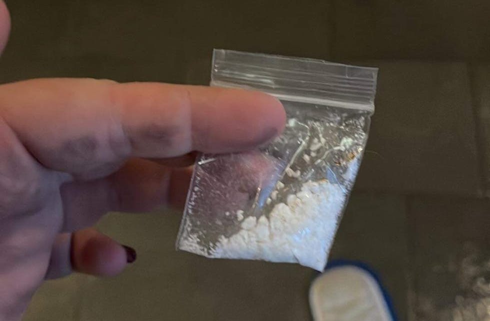 Denne posen kokain blei funnen på Sandeid samfunnshus etter eit arrangement 1. juledag. Foto: Privat