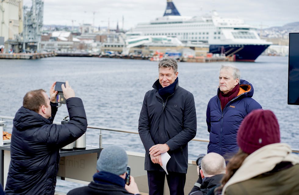 Statsminister Jonas Gahr Støre (Ap) og olje- og energiminister Terje Aasland (Ap) lanserte konkurransen om Noregs to første havvindprosjekter på ein pressekonferanse i ein båt i Oslofjorden onsdag. Foto: Heiko Junge / NTB / NPK