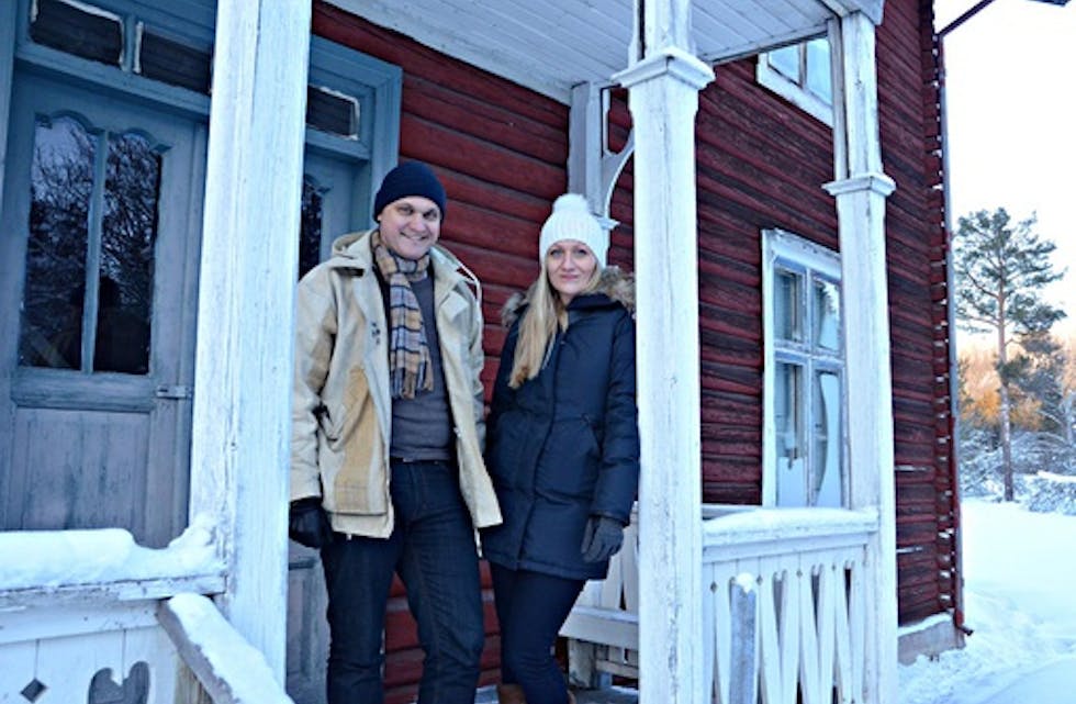 Børre og Bianca Wessel ved inngangspartiet til Villa Wessel i Jordet i Trysil, då dei overtok huset i 2017. Foto: Monika Sørberg.