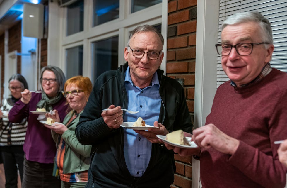 Steinar Skartland (t.b.) og Øyvind Berge koste seg med kake.