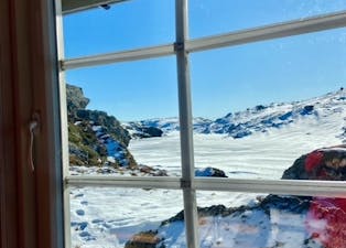 Frå ein ferietur til Gråhorgjo (740 moh) i vinterferien. Bilete tatt inne i hytta og ut mot Krokavatnet. Foto: Jofrid Hetland Vik 
