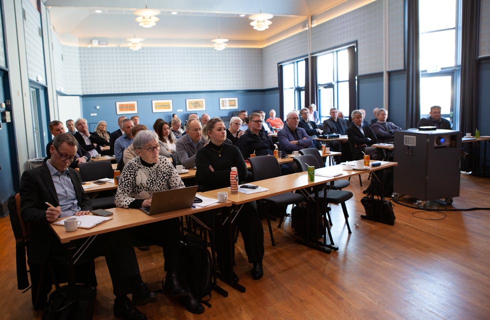 Både politikarar, representantar frå regionalt næringsliv, vegvesenet og media tok del i samferdselsfrukosten på Tysværtunet.