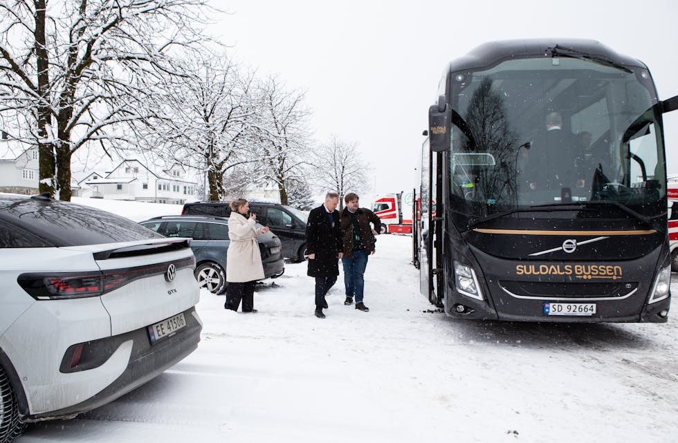 Samferdselsminister Jon-Ivar Nygård (midten) går her på bussen, etter lunsj hos Fatland. 