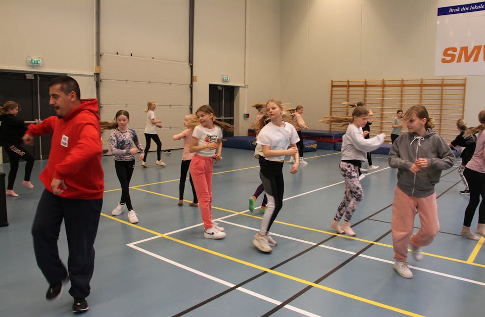 Marvin Melås viser gjengen både tips og triks til korleis ein kan breakdanse
Foto: Grethe Hopland Ravn