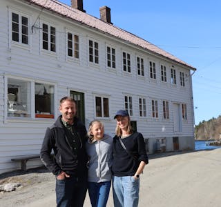 Jone, Vida og Veronika Tveit har lagt ned mykje arbeid i restaurering av dei gamle husa. 