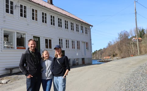 Jone, Vida og Veronika Tveit har lagt ned mykje arbeid i restaurering av dei gamle husa i Haraldseidvågen.
ARKIVFOTO: IRENE MÆLAND HARALDSEN