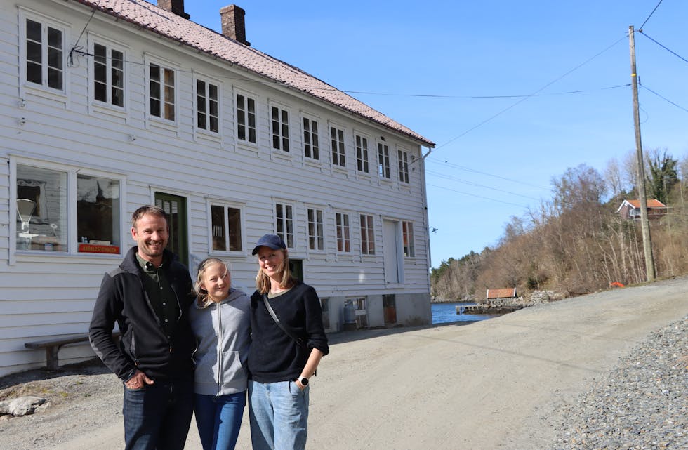 Jone, Vida og Veronika Tveit har lagt ned mykje arbeid i restaurering av dei gamle husa i Haraldseidvågen.
ARKIVFOTO: IRENE MÆLAND HARALDSEN