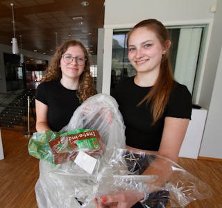 Sofia Jensen (t.v) og Maria Rosseland er 10.-klassingar ved Enge skule. Dei er opptekne av både resirkulering av plast, og spørsmålet rundt kva som skjer med plasten etter at den er henta av renovasjonsselskapet. 
Foto: Grethe Hopland Ravn