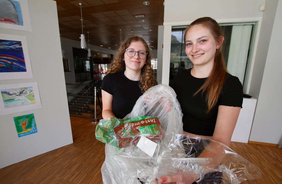 Sofia Jensen (t.v) og Maria Rosseland er 10.-klassingar ved Enge skule. Dei er opptekne av både resirkulering av plast, og spørsmålet rundt kva som skjer med plasten etter at den er henta av renovasjonsselskapet. 
Foto: Grethe Hopland Ravn
