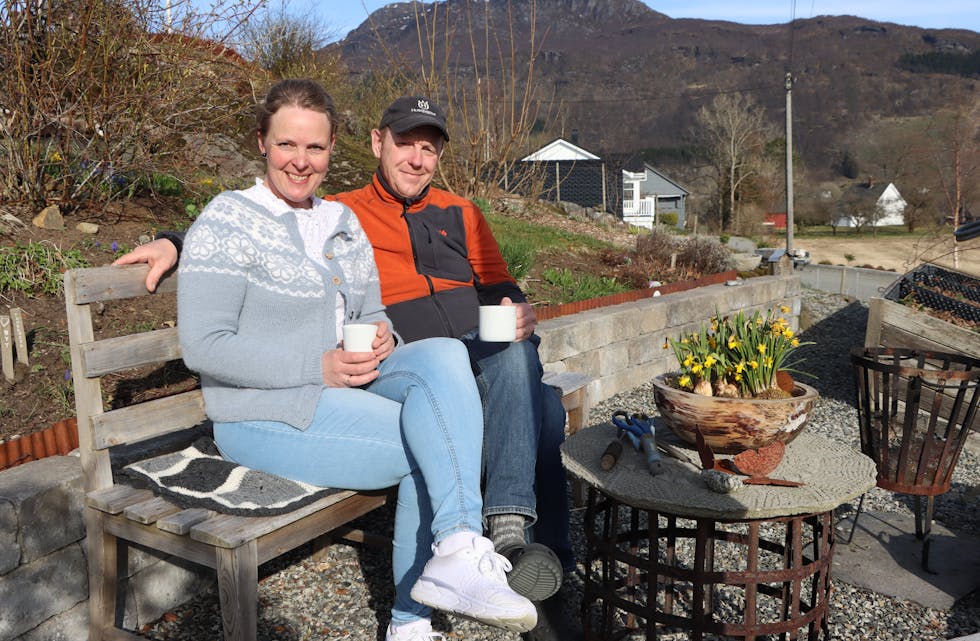 Kristin og Helmar Straumstein kosar seg i hagen året rundt.
Foto: Irene Mæland Haraldsen