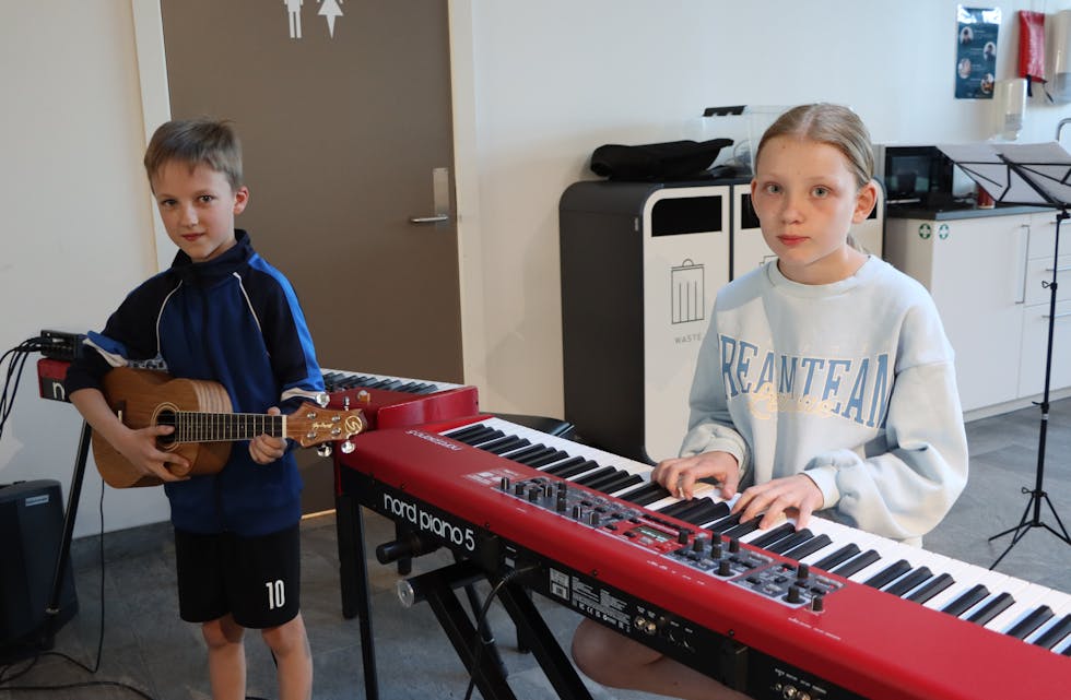 Simonas Kisla (6) og Johanna Krakk (10) øver til jubiluemskonserten.
Foto: Irene Mæland Haraldsen