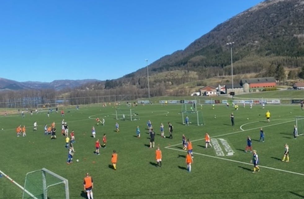 Skjold-akademiet hadde trening for ungar mellom 8 og 15 år på Hatteland Stadion lørdag 22. april 2023.