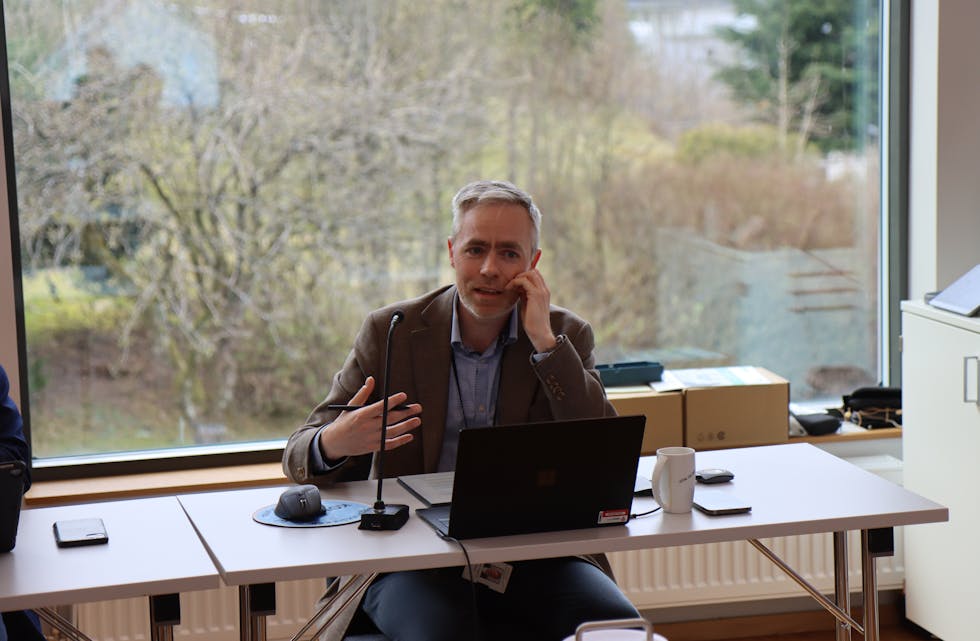 Kommunedirektør, Yngve Folven Bergesen, informerte formannskapet i Vindafjord om viktige saker. Foto: Svein-Erik Larsen