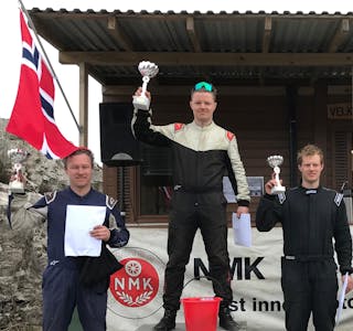 Sølve Østbø på toppen av seierspallen flankert av broren Sigbjørn og Sondre Hundseid Eikeland.
Foto: Privat