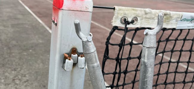 Tennisbanen i Etne har den siste tida vore utsett for hærverk.
Foto: Privat