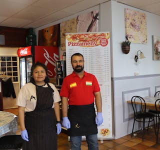 Juana Beatrice Tito og Ismail Mamo Barkal har opna ny restaurant i Skånevik.
Foto: Irene Mæland Haraldsen
