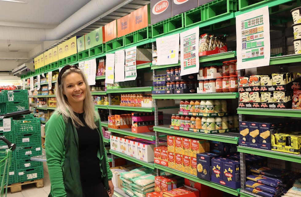 Butikksjef Christina Vikse inviterer til opningsfest i nyrenovert Kiwi- butikk i Isvik.
Foto: Irene Mæland Haraldsen