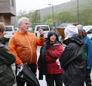 Åge Grindheim (oransje regnjakke) var tydeleg på kva han meiner om ideen om å sette opp master i Etnefjellet. Foto: Svein-Erik Larsen