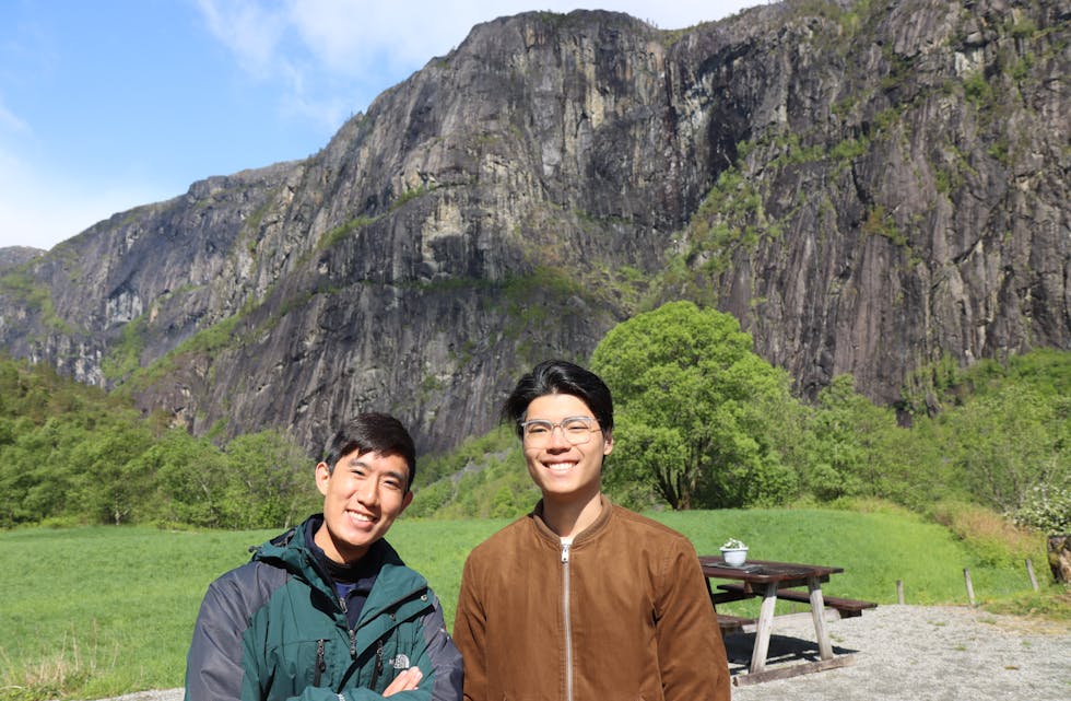 John Thng (f.v.) og James Gan frå Singapore storkoste seg på Fjæra i sitt første Noregsbesøk. Foto: Svein-Erik Larsen