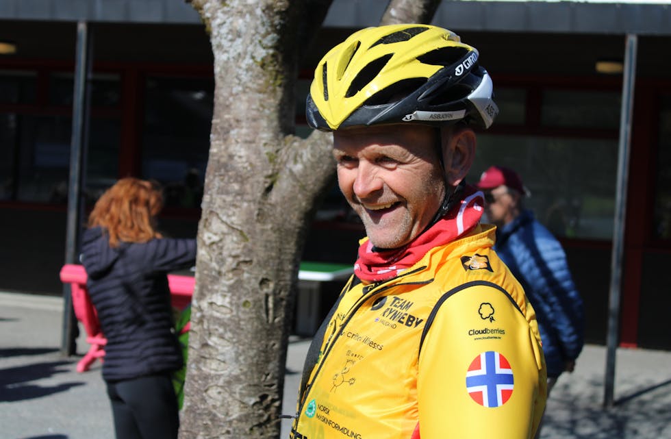 Team Rynkeby rundt på skular i Vindafjord. 
Asbjørn Aarekol er ein god ambassadør for  Team Rynkeby. I den velkjende gule drakta opplevde 59-åringen å måtte skriva autografar.  FOTO: NILS TOKHEIM