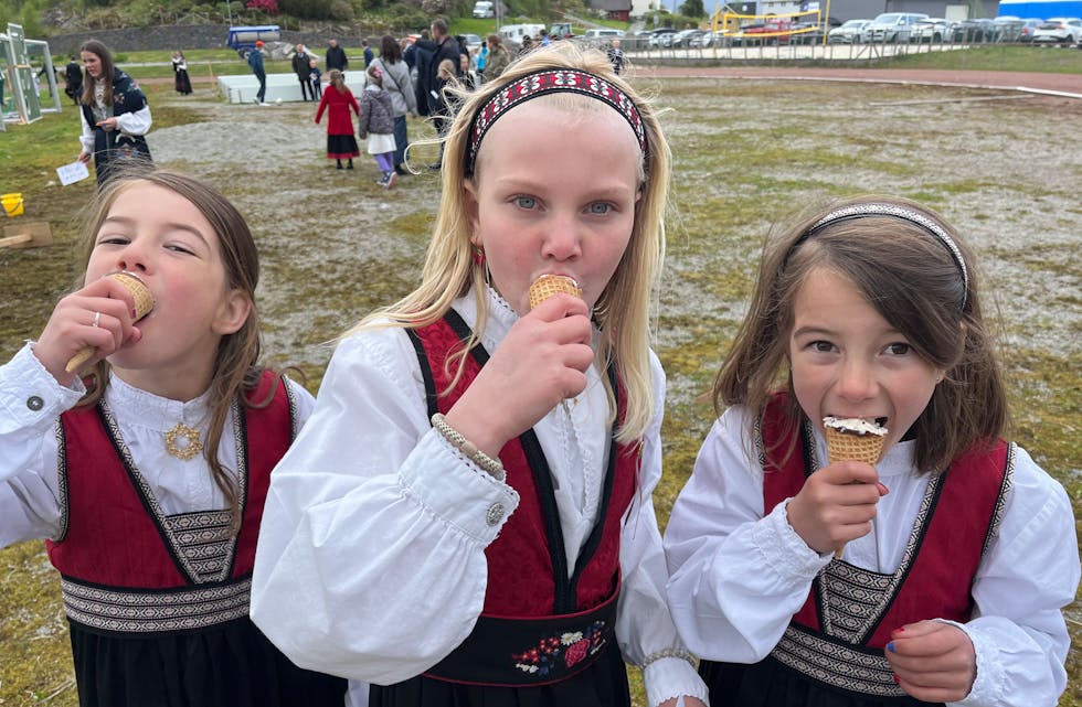 Is høyrer med på 17.mai! F.v.: Elise Kuijt (8,5), Rakel Helle Tendal (10) og Jolijn Kuijt (8,5) i Skånevik. Foto: Åse Hjelmervik