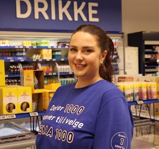 Juliette Zielinska trivst godt i jobben ved Rema 1000 i Etne senter.
Foto: Irene Mæland Haraldsen