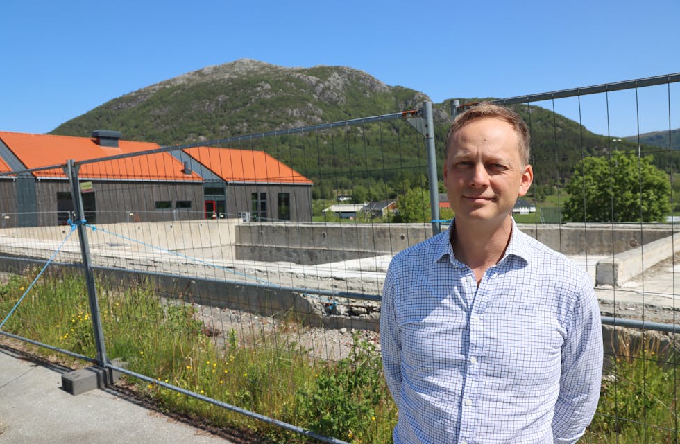 Framfor restane etter den gamle Vindafjordhallen er Stig Hatteland tydeleg på at den nye symjehallen og bygdahuset ikkje må bli eit sånn halvveis bygg. Foto: Svein-Erik Larsen