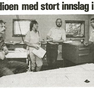 I 1983 kom eit radioteam frå NRK med Berit Kvam og Harald Queseth (i midten) til Ølen for å lage eit innslag til reportasjeserien «Samfunnstreff». Bildet er tatt på Sentrum Trykker kor dei er i samtale med eigarane Gunnar Haga (t.v.) og Terje Husebø (t.h.). — Me vil først og fremst sjå på resultatet av idébank-prosjektet som har sitt utspring i Ølen. Me vil sjå korleis dette har virka inn på miljø og kva den har gitt av konkrete arbeidsplasser, sa reportarane. — Det er alltid greitt med PR og denne gongen gjorde me ingenting for det, dei kom berre rekande på ei fjøl, kommenterte ordførar Dominius Bjordal den gongen.

Faksimie frå Grannar 23. juni 1983