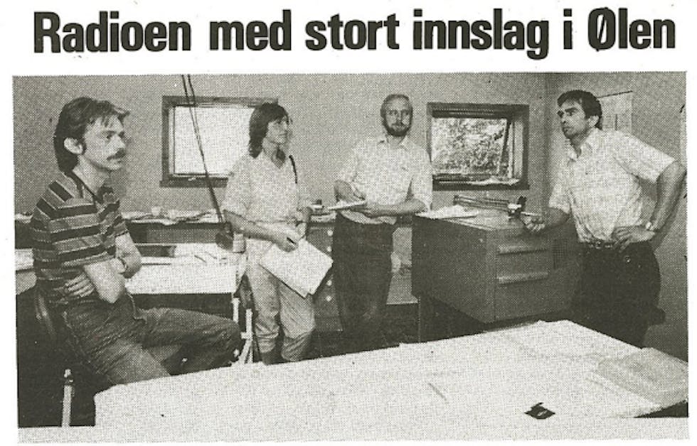 I 1983 kom eit radioteam frå NRK med Berit Kvam og Harald Queseth (i midten) til Ølen for å lage eit innslag til reportasjeserien «Samfunnstreff». Bildet er tatt på Sentrum Trykker kor dei er i samtale med eigarane Gunnar Haga (t.v.) og Terje Husebø (t.h.). — Me vil først og fremst sjå på resultatet av idébank-prosjektet som har sitt utspring i Ølen. Me vil sjå korleis dette har virka inn på miljø og kva den har gitt av konkrete arbeidsplasser, sa reportarane. — Det er alltid greitt med PR og denne gongen gjorde me ingenting for det, dei kom berre rekande på ei fjøl, kommenterte ordførar Dominius Bjordal den gongen.

Faksimie frå Grannar 23. juni 1983