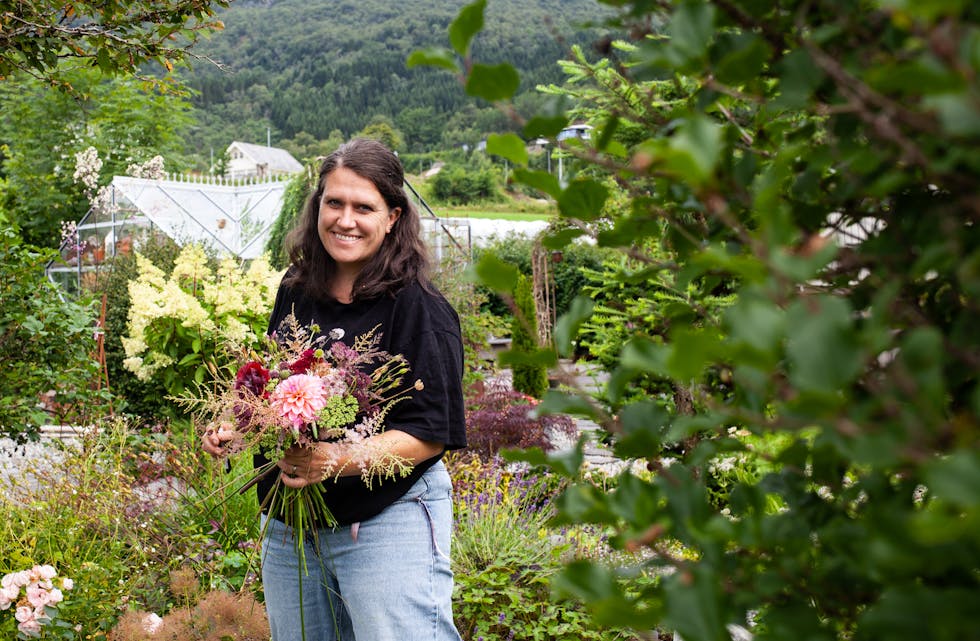 Anne Sofie Handeland (41) frå Etne jobbar med planter og blomar både i jobben og på fritida. Her lagar ho ein snittbukett frå hagen. FOTO: Anita Haugland