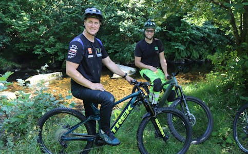 Sondre Nordtveit (f.v.) og Morten Oksnes gler seg til å sykkelbane heilt ned til Osaelva. Her frå ein dugndsdag i juli 2023. Arkivfoto: Svein-Erik Larsen