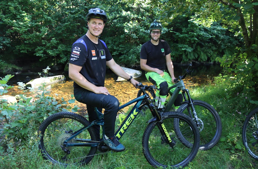 Sondre Nordtveit (f.v.) og Morten Oksnes gler seg til å sykkelbane heilt ned til Osaelva. Foto: Svein-Erik Larsen