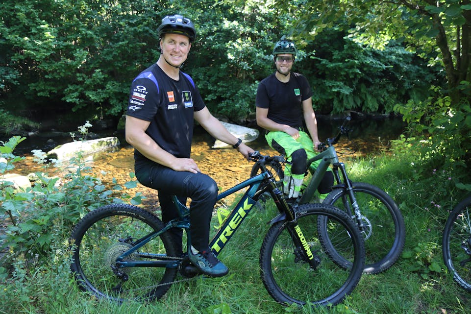 Sondre Nordtveit (f.v.) og Morten Oksnes gler seg til å sykkelbane heilt ned til Osaelva. Her frå ein dugndsdag i juli 2023. Arkivfoto: Svein-Erik Larsen