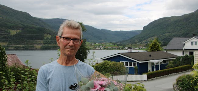 Originaltekst
Jan Børretzen mottok vekas Grannarblom, for hans bidrag i lokalmiljøet i Sandeid. 