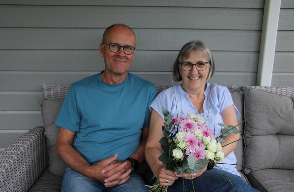 Ekteparet Aud Jorunn og Pål Atle Baustad har stått på for lokalsamfunnet i 30 år. Denne veka mottak dei Grannarblomen. 