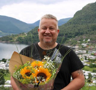 Øyvind Blikra har vore teknisk sjef bak Vikedal Roots Music Festival i mange år. Denne veka mottak han Grannarblomen. 